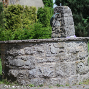 Brunnen vor der Kirche